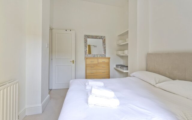 Bright one Bedroom Apartment With Balcony in Maida Vale by Underthedoormat