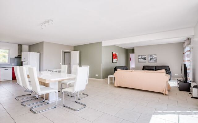 Luxury Villa in Aigne with Swimming Pool