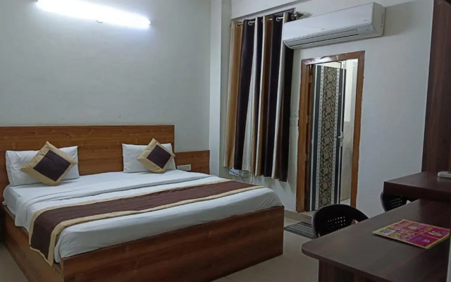 OYO 16721 Divine Hotel