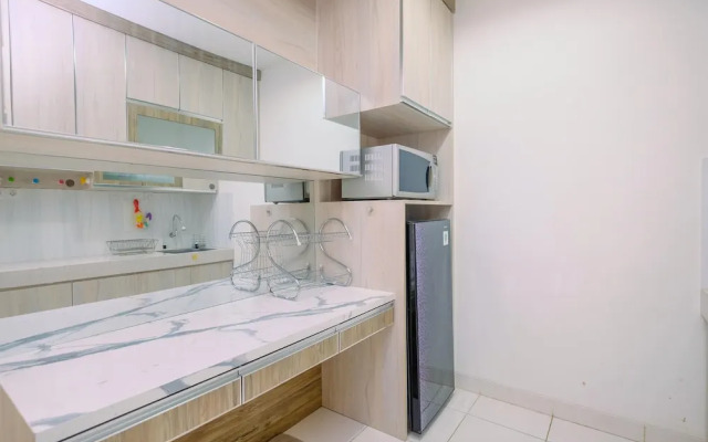 Homey And Comfy 2Br Sentul Tower Apartment