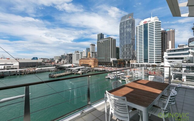 QV Spacious Waterfront with Carpark -962
