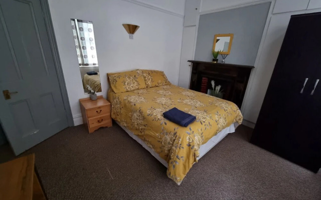 Stunning 5-bedroom House for Unforgettable Getaway