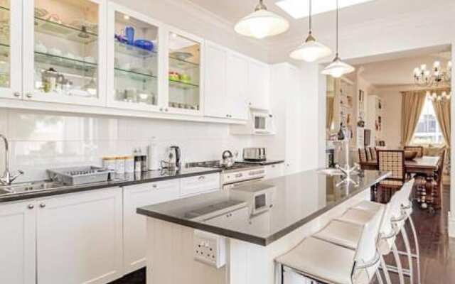 Lovely Holiday Home w Private Courtyard Six Selbourne