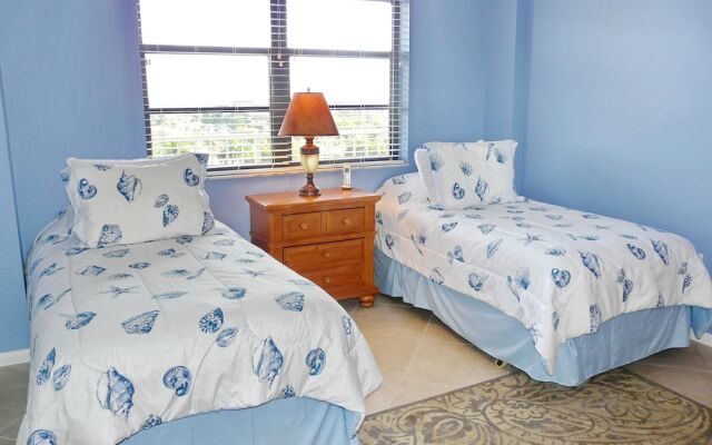 Alluring Beachfront Condo With Pool and View of Lagoon