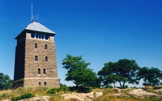 Bear Mountain Inn and Overlook Lodge