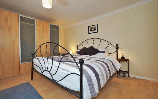 Quiet APT Sleeps 4-6 Central Windsor With Parking