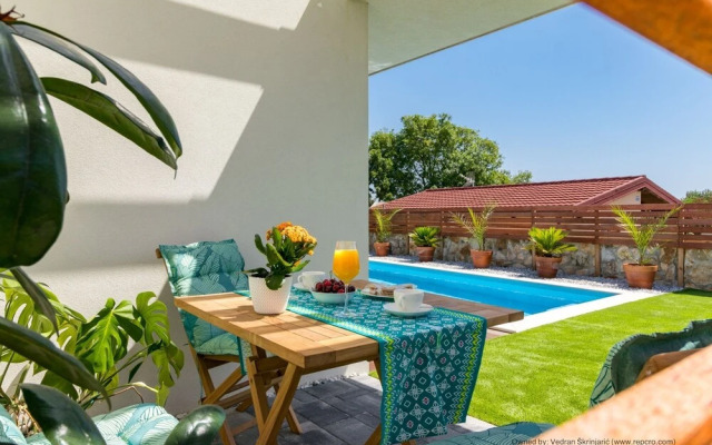 Villa for two Person With Pool in Peroj