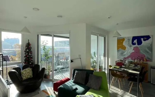 Bright 1BD Flat W/balcony - Heart of Brixton!