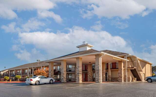 Quality Inn Russellville I-40