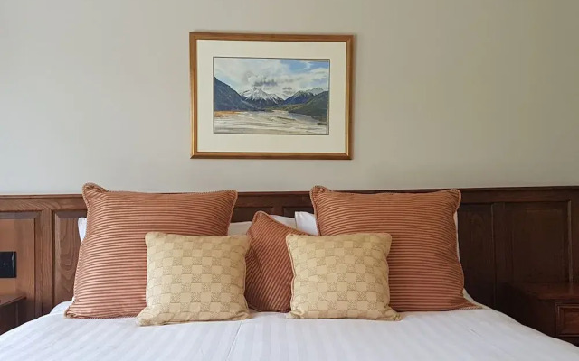 Grasmere High Country Bed & Breakfast Lodge