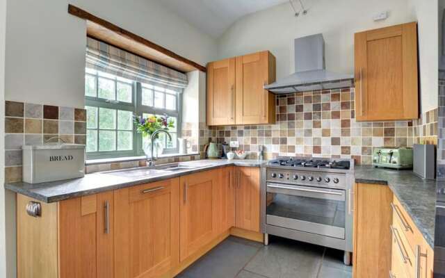 Bright Holiday Home in Saint Kew With Fireplace