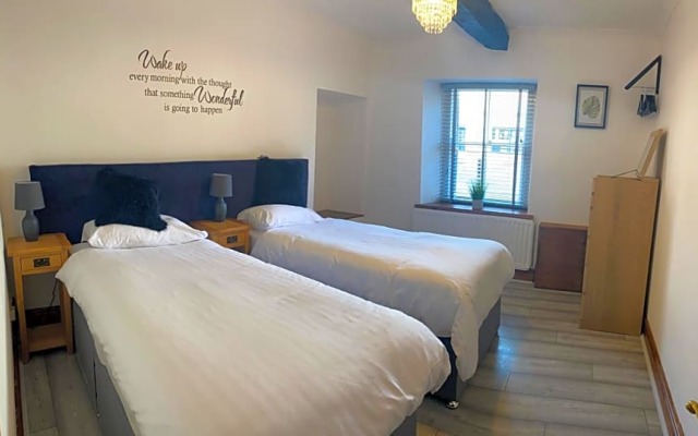 Crown and Cushion Appleby