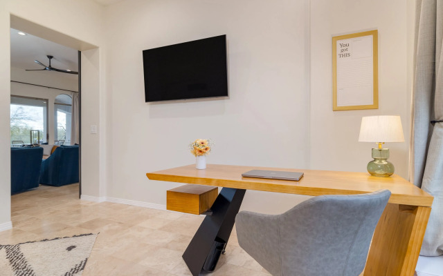 Montoya By Avantstay Pool, Putting Green, Views