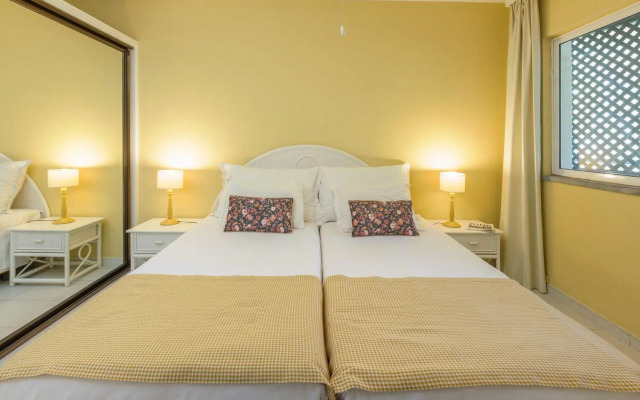 Cosy apartment with sea view and pool