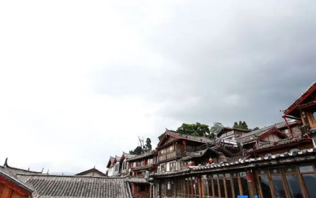 Jixiang Guanjing Inn (Lijiang Old Town Dashuiche Branch)