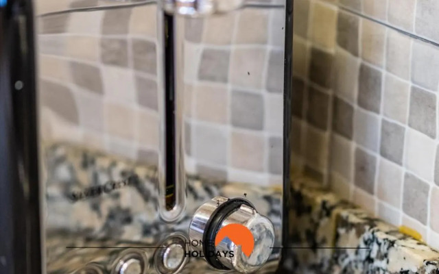 #094 Lovely Oura Beach Flat Only 5m NewTown