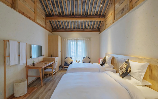 Arro Khampa by Zinc Journey Lijiang