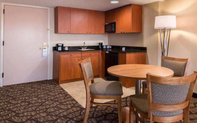 Holiday Inn Hotel & Suites Warren by IHG