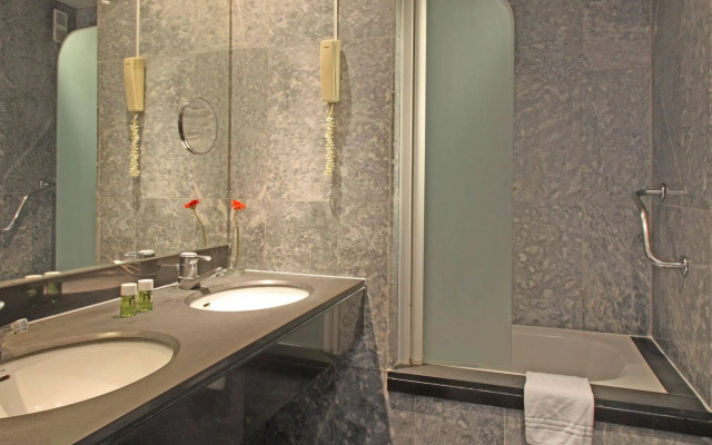 Chic & Basic Velvet Hotel