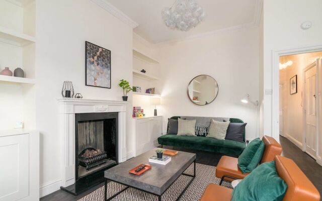 Modern 2BR Home in West London!