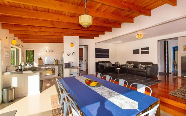 Waterfront Bach - Raglan Bach