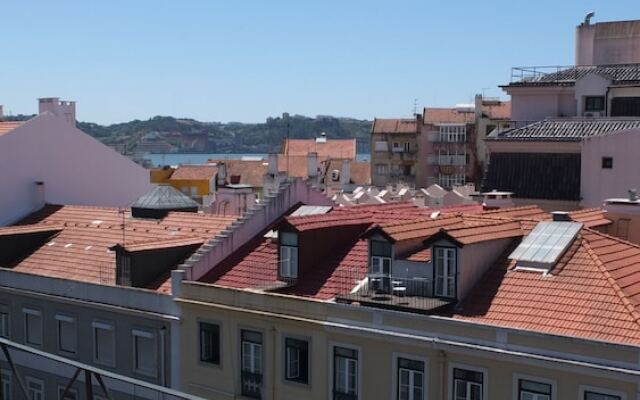 Quiet and Sunny central Lisbon apartment