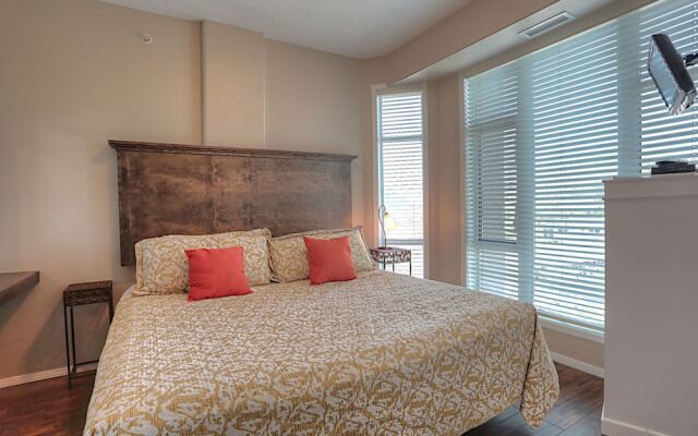 Sunset Waterfront Resort by KelownaGo