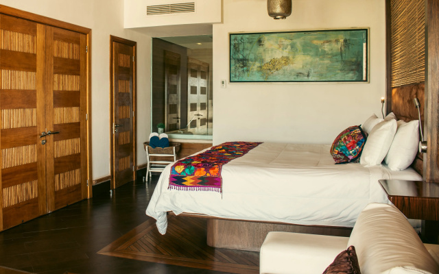 Aldea Thai by oceanfront