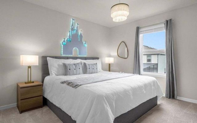 7 Bedroomss/ Windsor Cay Home