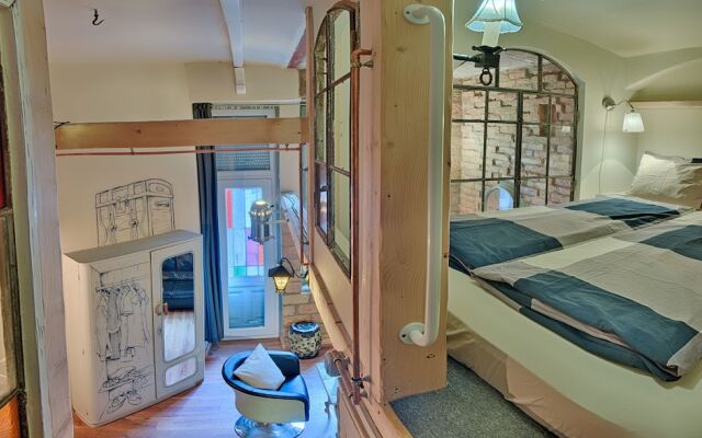 Lavender Circus Hostel And Apartments