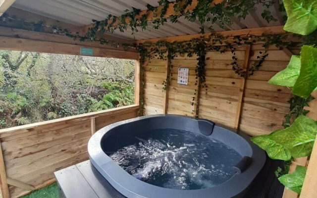 Min yr Afon - Cabin - Sleeps 2 - Hot Tub - Parking