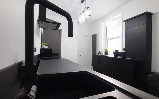 Spacious 5-bed House - Sleeps 10, Garden & Parking