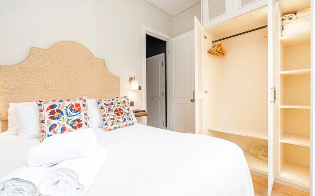 Elegant Flat Near Notting Hill by Underthedoormat