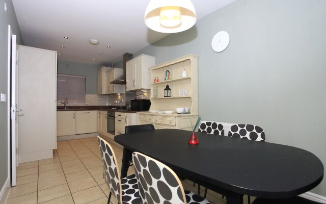 Beautiful 5 Bed Detached House - Sleeps 9