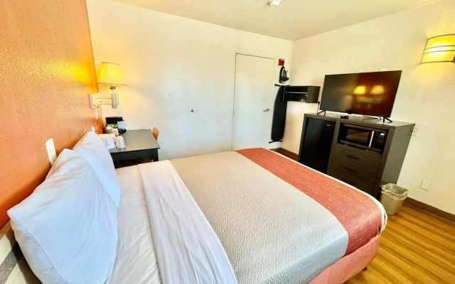Motel 6 Bellflower, CA - Los Angeles