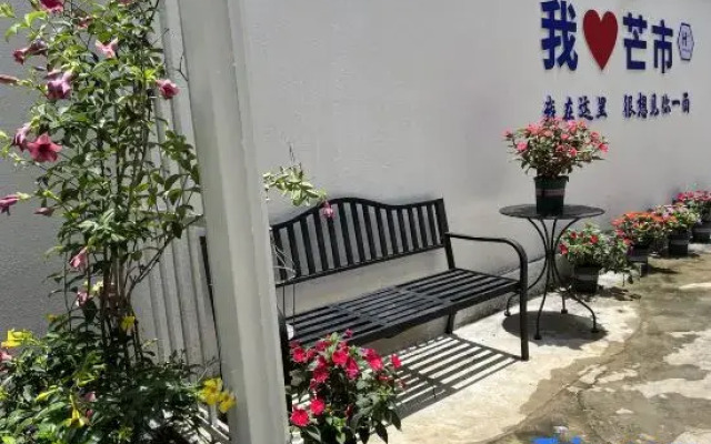 Three Cats Hostel (Mangshi)