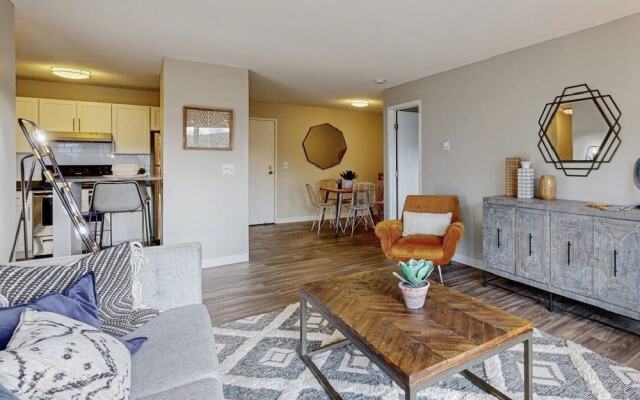 New-20p off-Uptown Love MPLS next to Fun