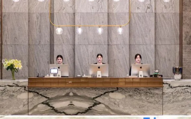 Atour Hotel Zhengzhou East Station Longzi Lake