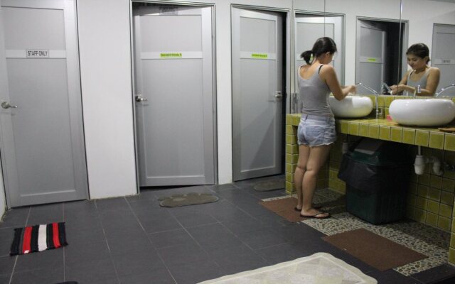 SPOT ON 90236 Zigzag Travellers Home - Hostel
