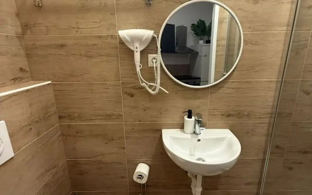 Chic 1BR Apt Walk to Vienna Sights