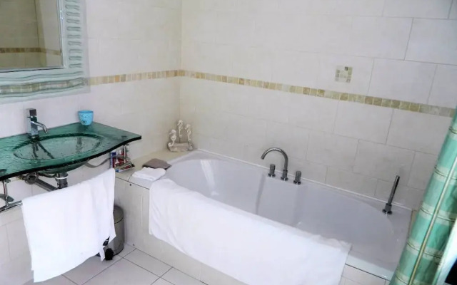 Period Home - Charming Features - 1 Mile From Hoe