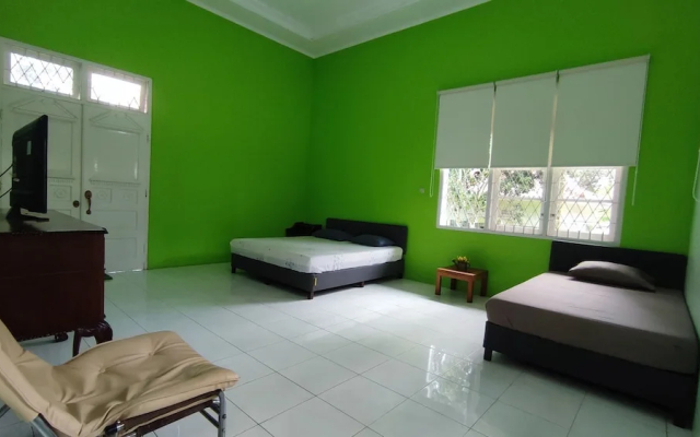 Villa Rose Gunung Bunder by Ruang Nyaman