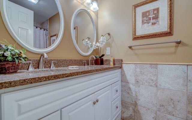 Colonnade Club 200 by Vtrips