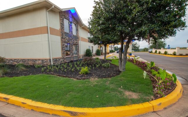 Days Inn & Suites Commerce