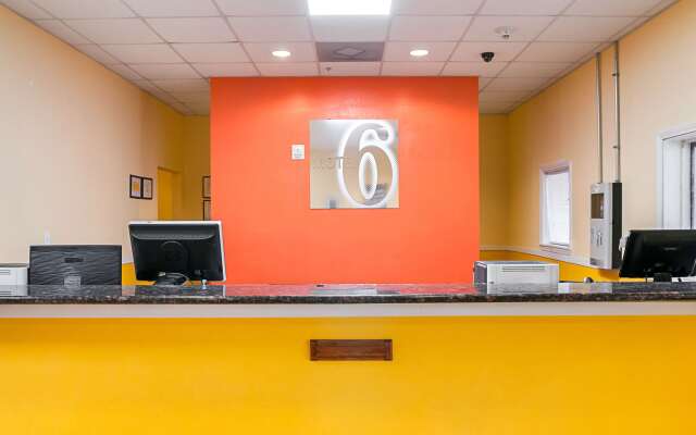 Motel 6 New Orleans, LA - Near Downtown