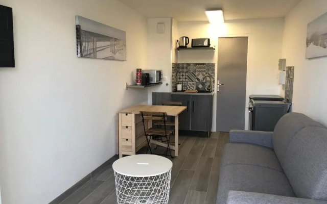 Studio à 50 m de la mer avec parking privatif