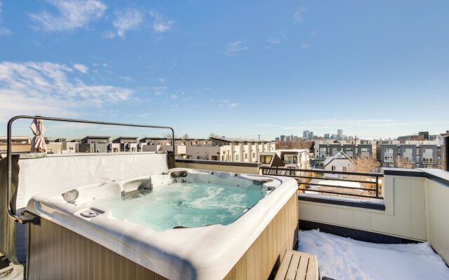 Modern Townhome w/ Rooftop Hot Tub + Mtn View