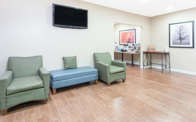 Clarion Pointe Mattoon near University