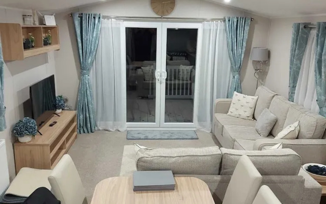 Impeccable 3-bed Caravan in Clacton-on-sea