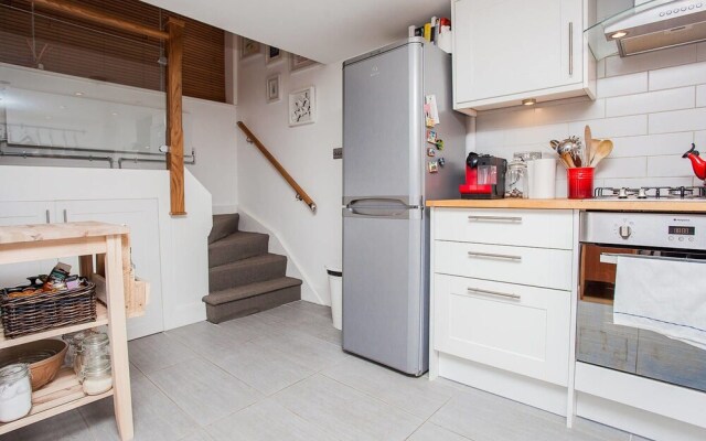 Modern 2 Bedroom House With Parking